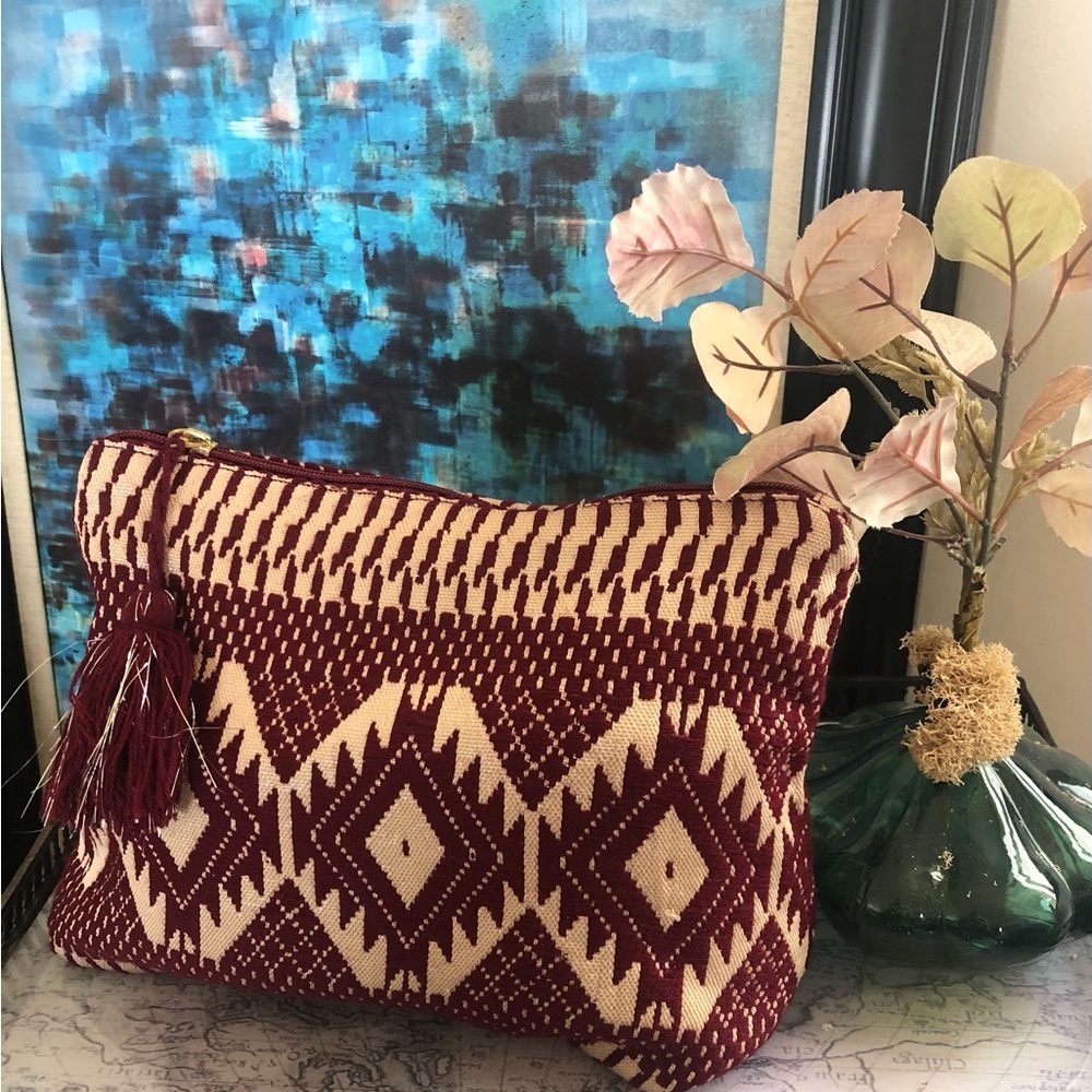 𝅺MUD Pie Clutch purse in a Shimmer Jacquard, excellent condition. Merlot color.
